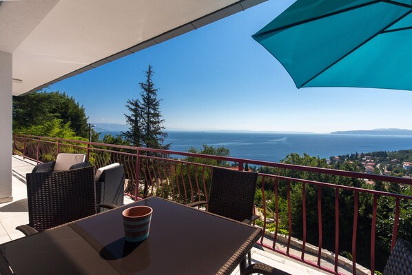 Outdoor dining - Villa Capra Verde - private pool, oasis of peace, 150 m as the crow flies to the sea, Opatija  (Icici)
