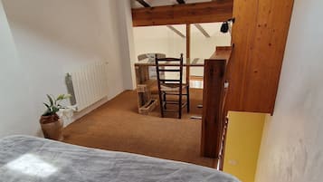 2 slaapkamers, een bureau, internet, beddengoed