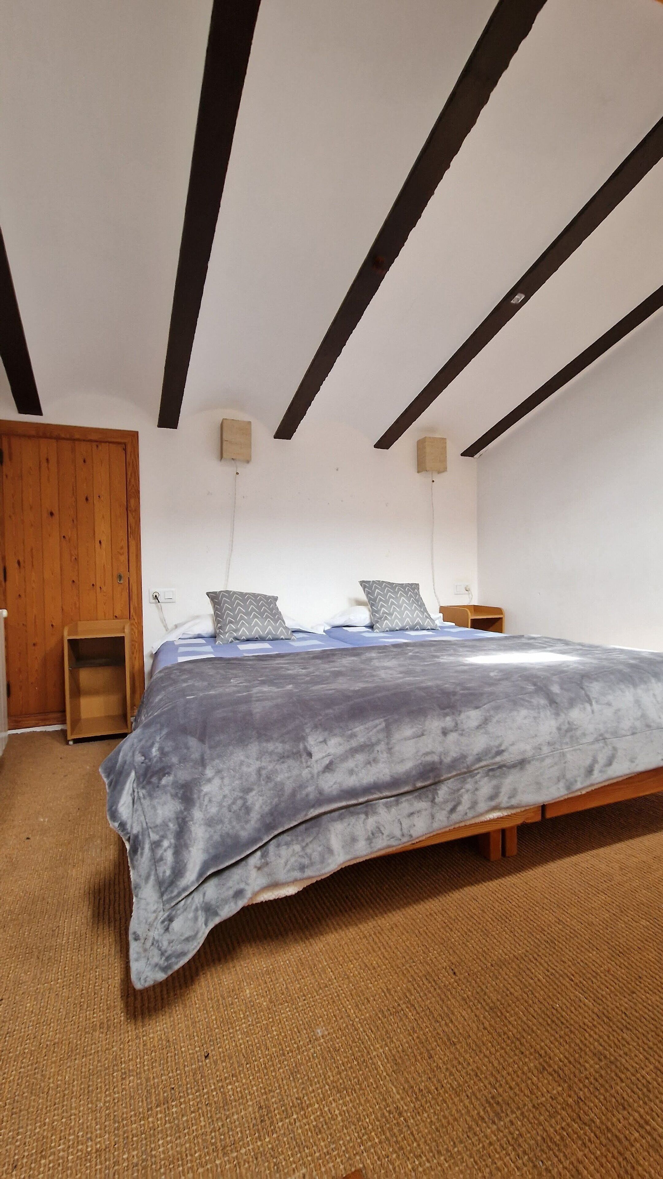 2 habitaciones, escritorio, internet y ropa de cama 