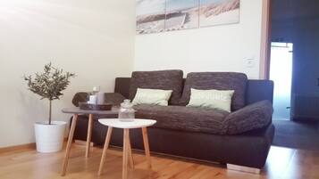 Een televisie en boeken