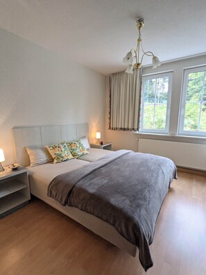 5 bedrooms, WiFi, bed sheets