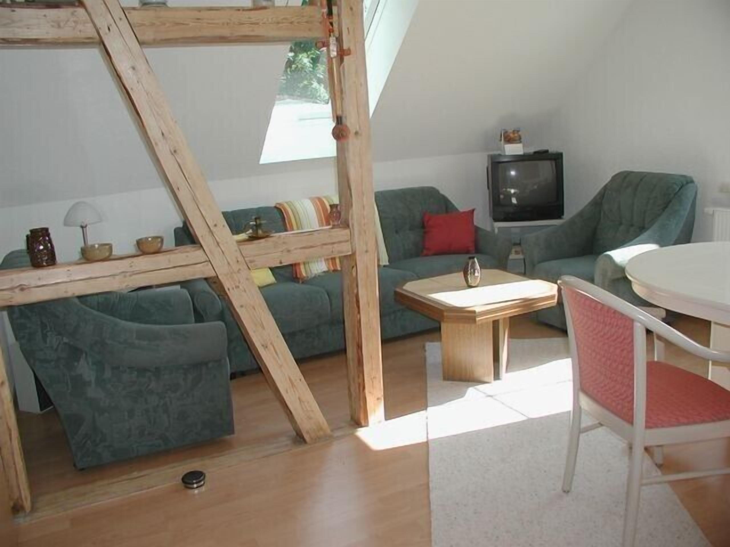 テレビ、書庫、ステレオ