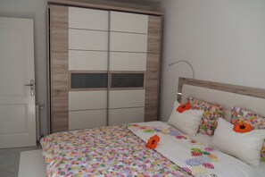 Une chambre à coucher avec un lit, une armoire et une porte.