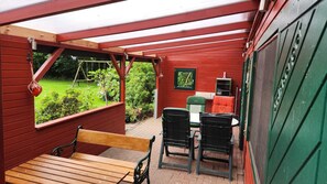 Outdoor dining - Open gallery house with Scandinavian furnishing in a peaceful location (Frätow)