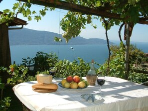 تناول الطعام بالخارج