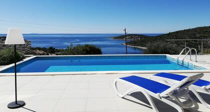 Spacious 5* Captain's Villa® Seadream, 400 square meters, detached, 200 meters from the ocean, hydrolyzed pool