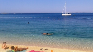 Beach nearby, sun loungers, beach towels