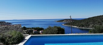 Large Captain's Villa® Seadream 5*, 400 square meters, detached, 200 meters from the ocean, hydrolyzed pool