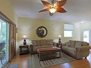 Smart TV, Netflix, DVD player, books - Vacation rental a few minutes from the beach. Quiet and central location (Florida)