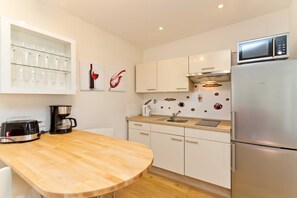 Microwave, dishwasher, coffee/tea maker, electric kettle