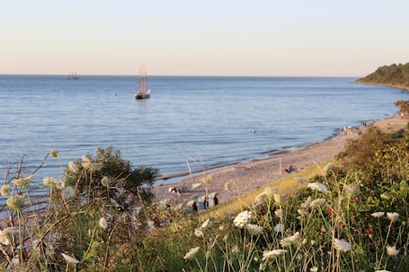Beach nearby. Family-friendly comfort apartment, 100m to the Baltic Sea beach, beautiful lagoon view