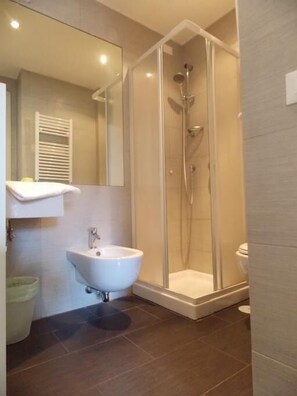 Shower, hair dryer, towels - Apartment with 3 bedrooms and 3 bathrooms by the Spanish Steps (Rom)