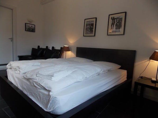 3 bedrooms, desk, iron/ironing board, free WiFi