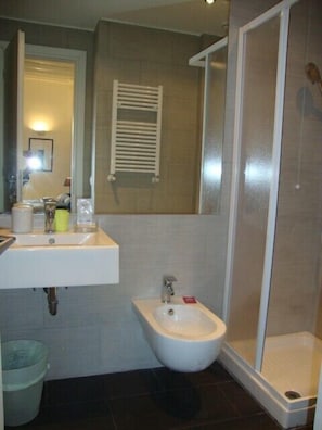 Shower, hair dryer, towels - Apartment with 3 bedrooms and 3 bathrooms by the Spanish Steps (Rom)