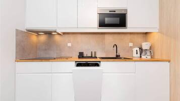 Refrigerador, microondas, placa de cocina, lavavajillas