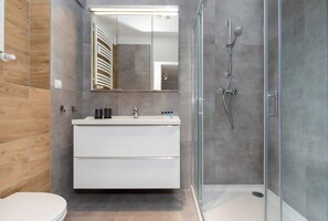 Dusche, Haartrockner, Handtücher, Shampoo