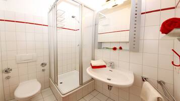 Dusche, Haartrockner, HandtĂŒcher