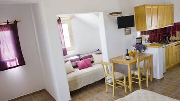 Travel crib, free WiFi, bed sheets