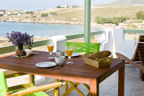 Julia's Beach Studio direkt am Meer,  mit Terrasse und Meeresblick.