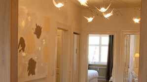 Un couloir avec un lit, un radiateur et une fenêtre.