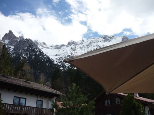 Nice, lovingly completely renovated apartment right below the Karwendel.