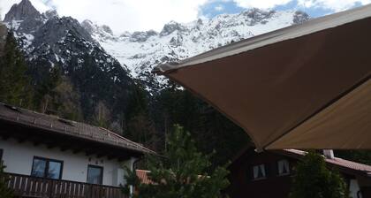 Nice, lovingly completely renovated apartment right below the Karwendel.