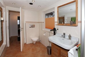 Shower, hair dryer, towels, soap - Nice, lovingly completely renovated apartment right below the Karwendel. (Mittenwald)