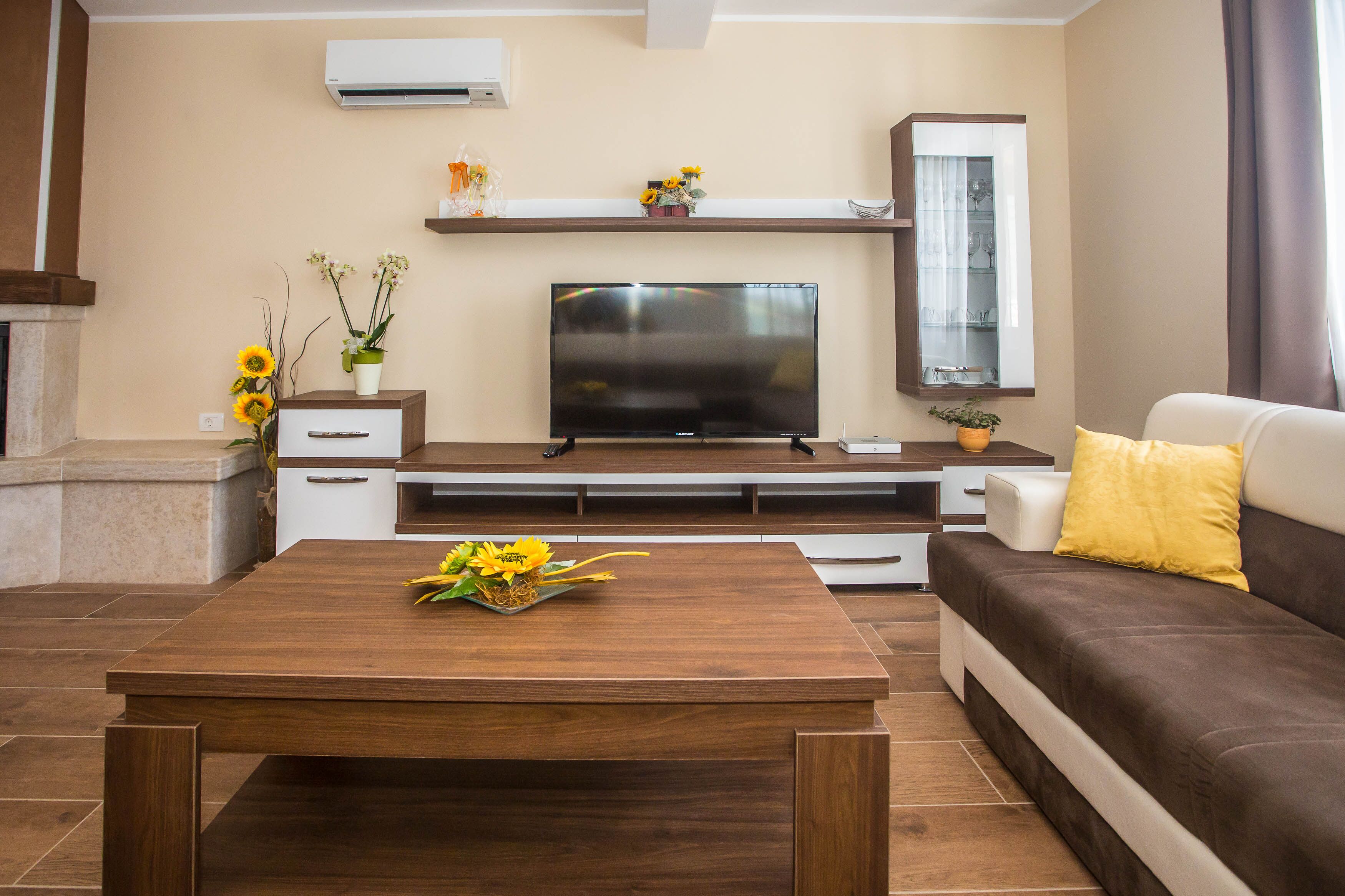 Fernseher, Kamin, Stereoanlage