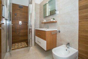 Een douche, een haardroger, een bidet, handdoeken