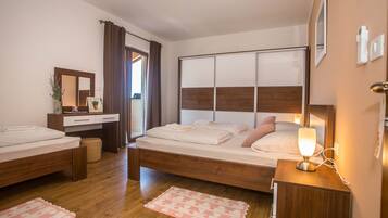 3 bedrooms, in-room safe, iron/ironing board, WiFi