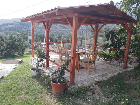 Outdoor dining - Villa Maieletta - The Amaro apartment (Palombaro)