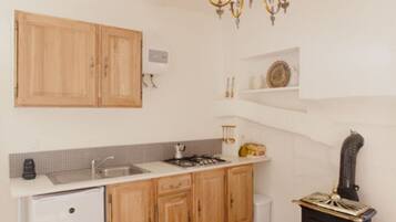 Kühlschrank, Mikrowelle, Herdplatte, Wasserkocher mit Kaffee-/Teezubehör