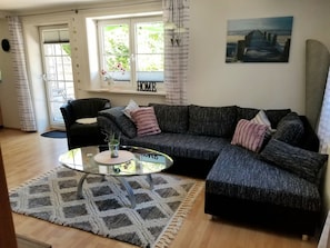 Televisión, reproductor de DVD, futbolito y libros