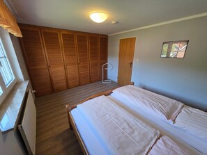 2 chambres, fer et planche à repasser, lit de bébé portatif, Wi-Fi
