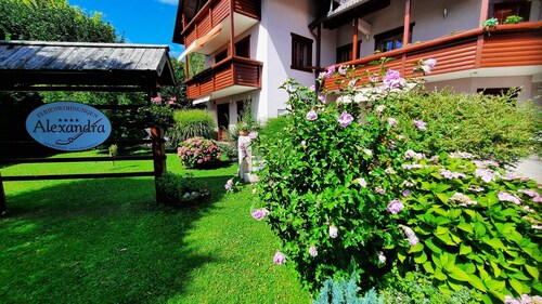 Huoneisto pohjakerroksessa, jossa on patio