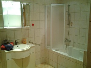 Baignoire, sĂšche-cheveux, serviettes fournies, savon