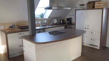 Fridge, oven, stovetop, dishwasher
