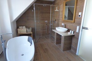 Bathtub, hair dryer, towels, soap - Vacation apartment between Lech and Danube-"Dorfliebe Reicherstein" (Pöttmes)