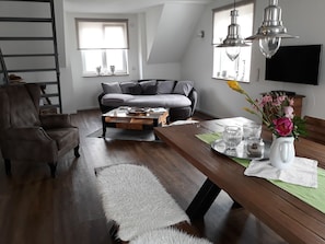 Smart TV, DVD player, books, video library - Vacation apartment between Lech and Danube-"Dorfliebe Reicherstein" (Pöttmes)