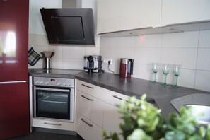 Jääkaappi, uuni, liesi, astianpesukone