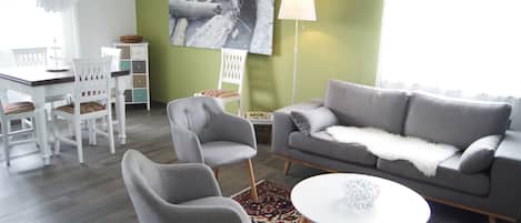 Fernseher, DVD-Player, Kinderspielzeug, Bücher