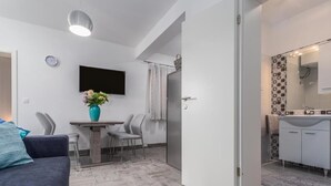 TV - Brand new and charming apartment Edi Blue with small garden in Funtana (Funtana)