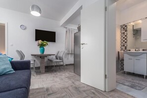 TV - Brand new and charming apartment Edi Blue with small garden in Funtana (Funtana)