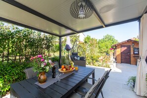 Outdoor dining - Brand new and charming apartment Edi Blue with small garden in Funtana (Funtana)