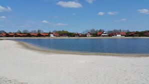 På stranden og solsenger