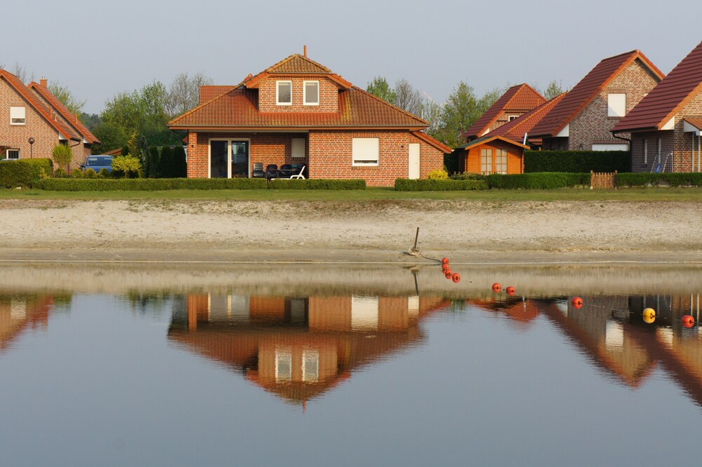 Holiday house right on the lake