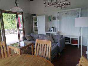 TV, mesa de pingue-pongue, livros, aparelho de som