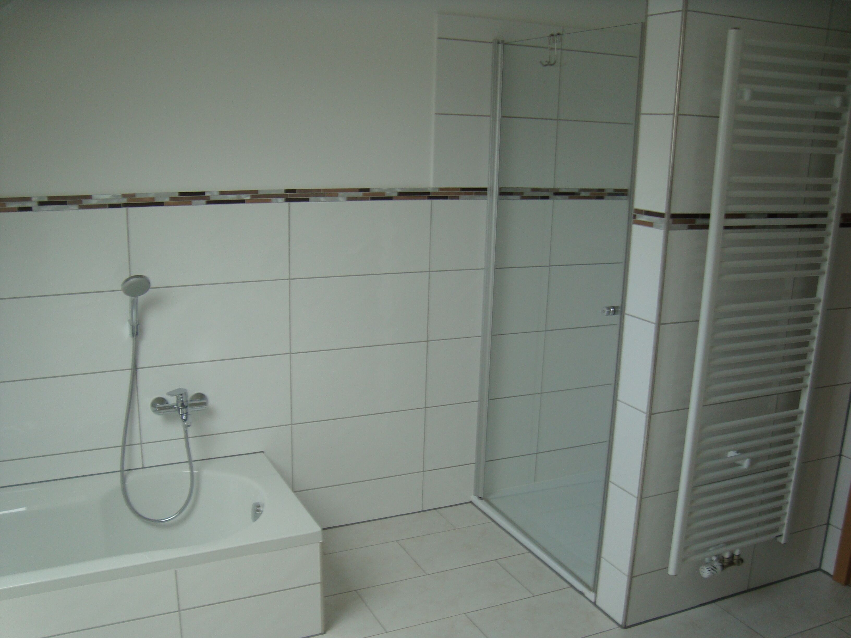 Duschwanne, Haartrockner, Bidet, Handtücher