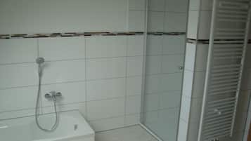 Duschwanne, Haartrockner, Bidet, Handtücher