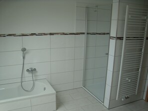 Tina con regadera, secadora de cabello, bidet, toallas 